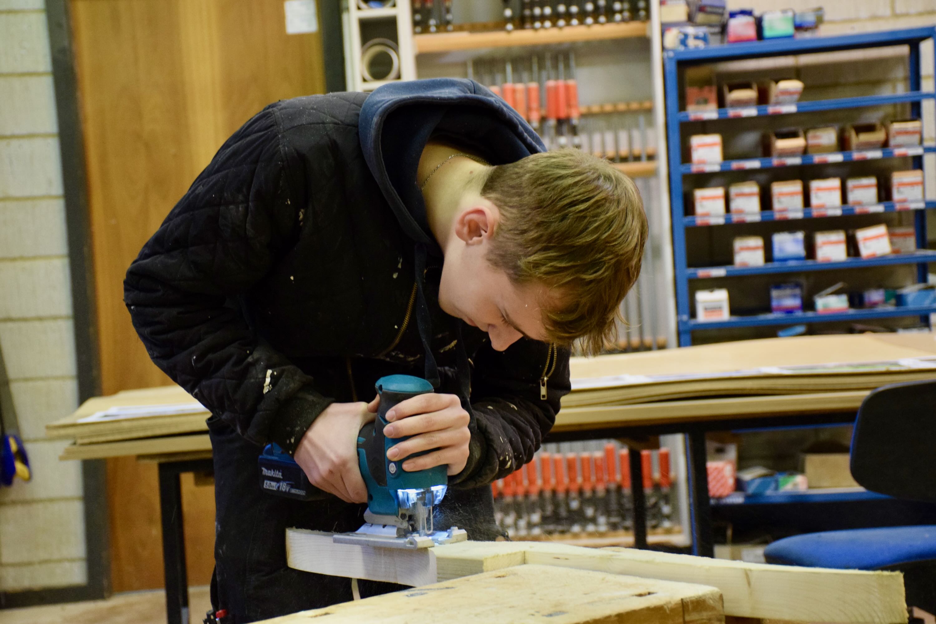 Linjefaget håndværk og byggeri på Sædding Efterskole | Dreng står og saver med stiksav