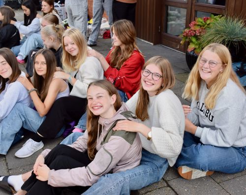 Valgfag Tøsetid Sædding Efterskole | En flok efterskolepiger sidder på fliserne i rækker og masserer hinanden