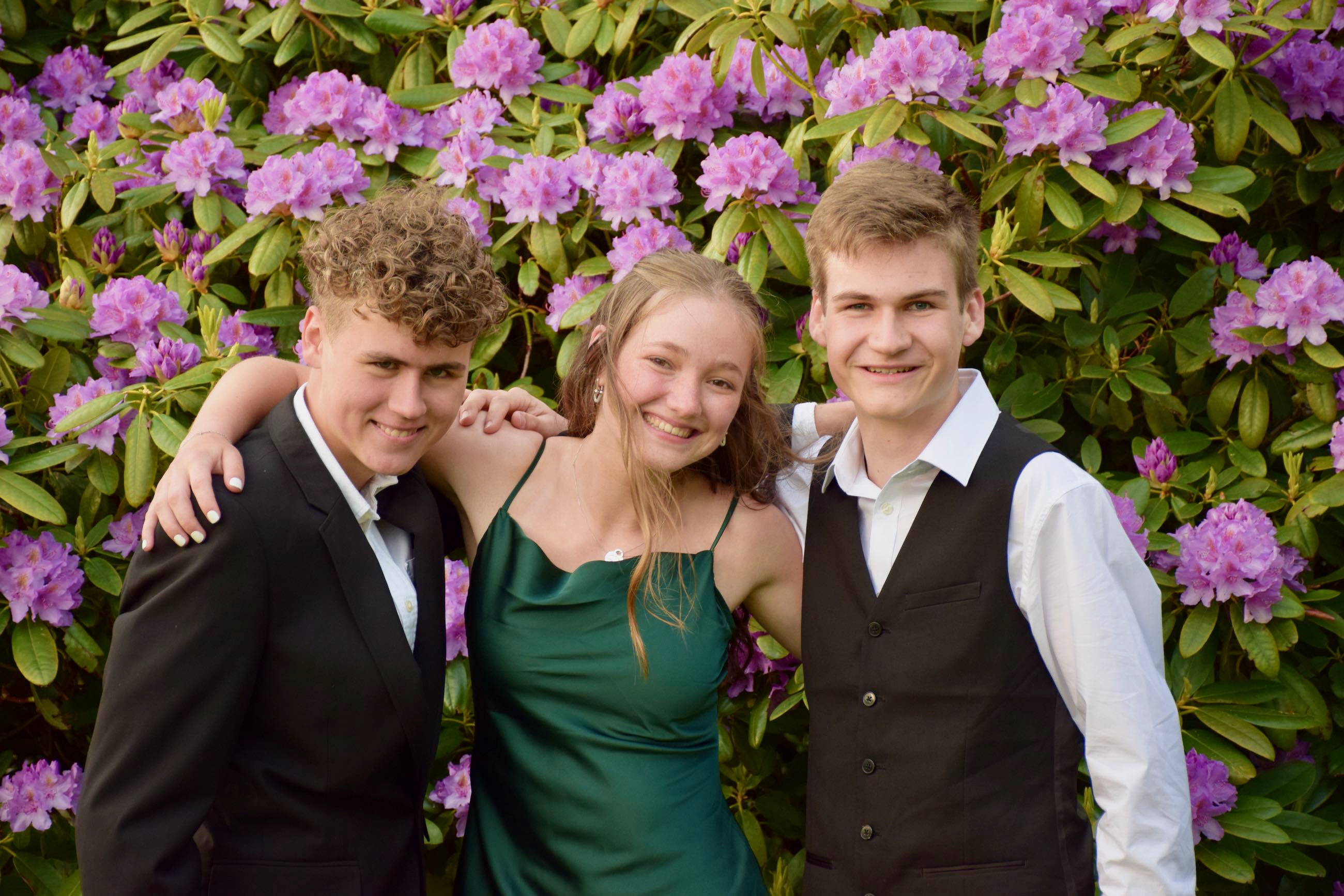 Galla Sædding Efterskole | To drenge og en pige fra Sædding Efterskole står i haven klar til gallafest