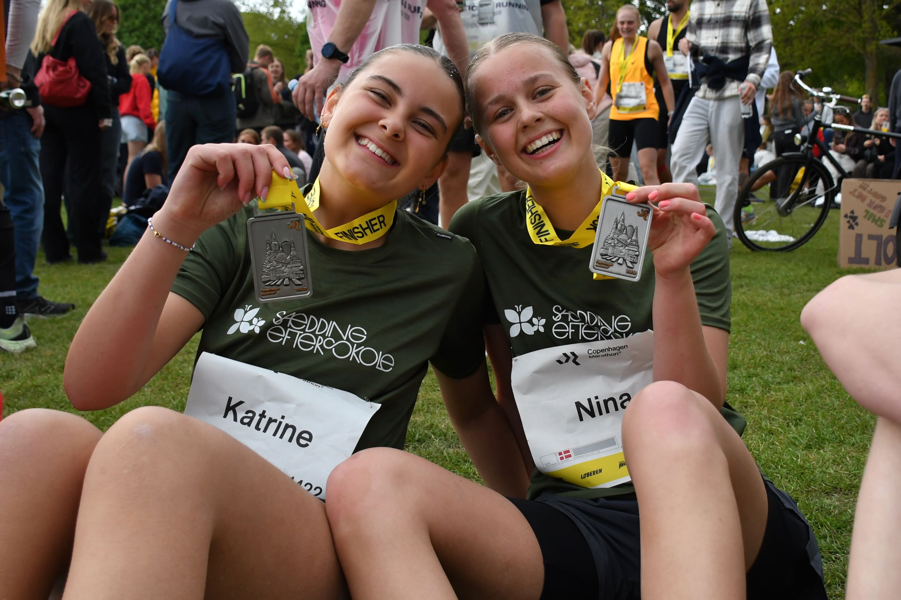 Marathon Sædding Efterskole I to efterskolepiger sidder med medaljer om halsen efter at have løbet Copenhagen marathon