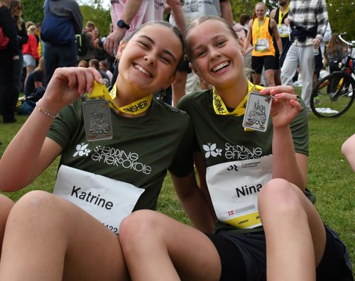 Marathon Sædding Efterskole I to efterskolepiger sidder med medaljer om halsen efter at have løbet Copenhagen marathon