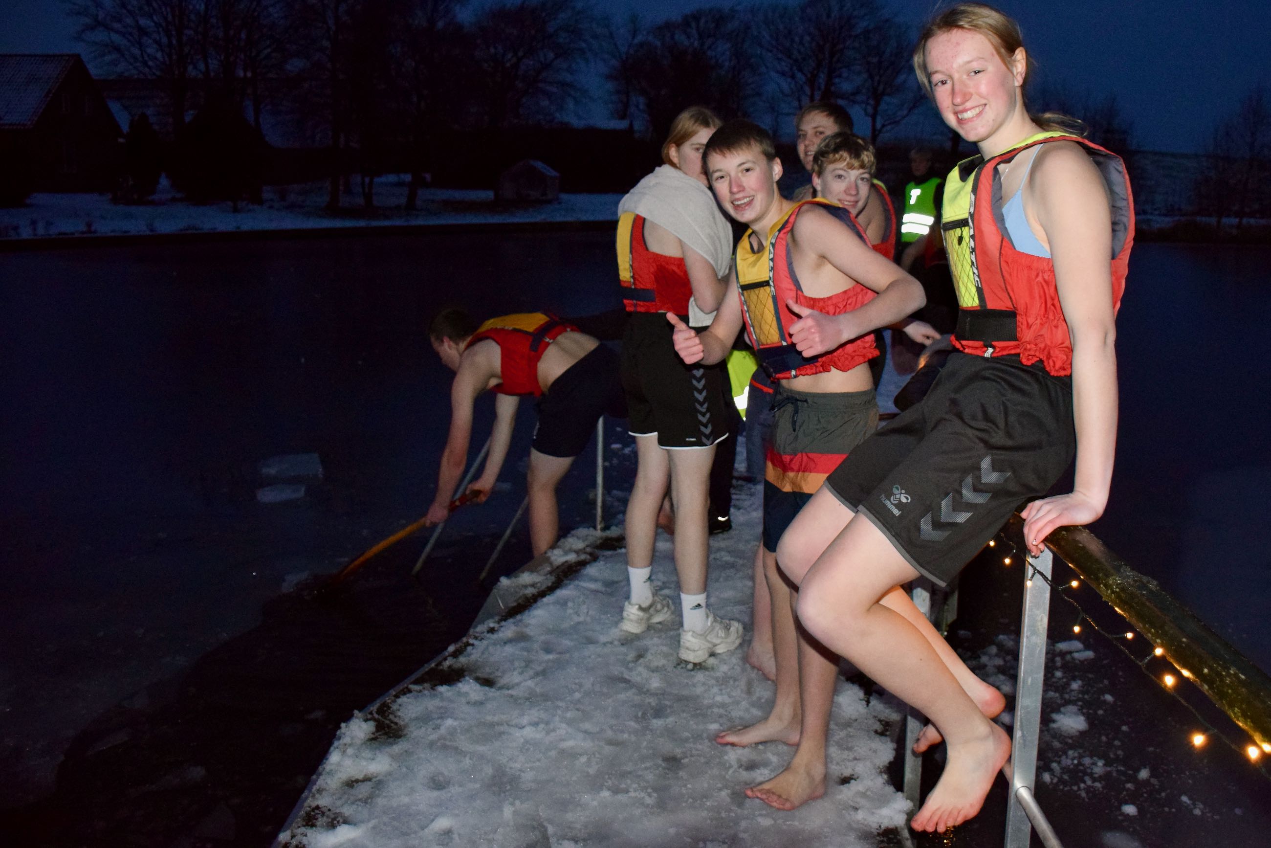 Weekend på Sædding Efterskole | Efterskoleeleverne vinterbader i Rækker Mølle sø en weekend. 
