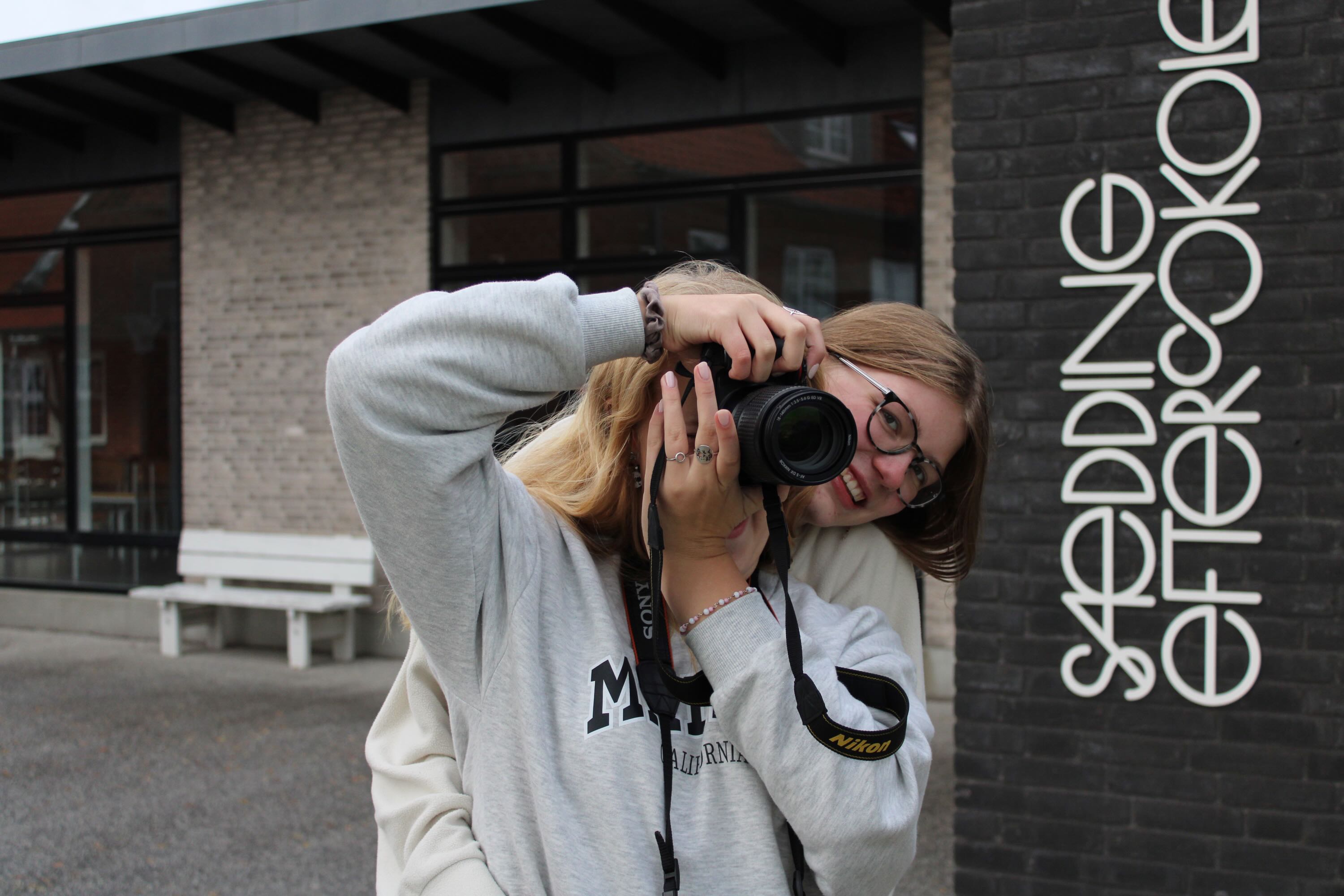 Valgfag på Sædding Efterskole | Efterskolepiger tager billeder