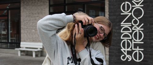 Valgfag på Sædding Efterskole | Efterskolepiger tager billeder