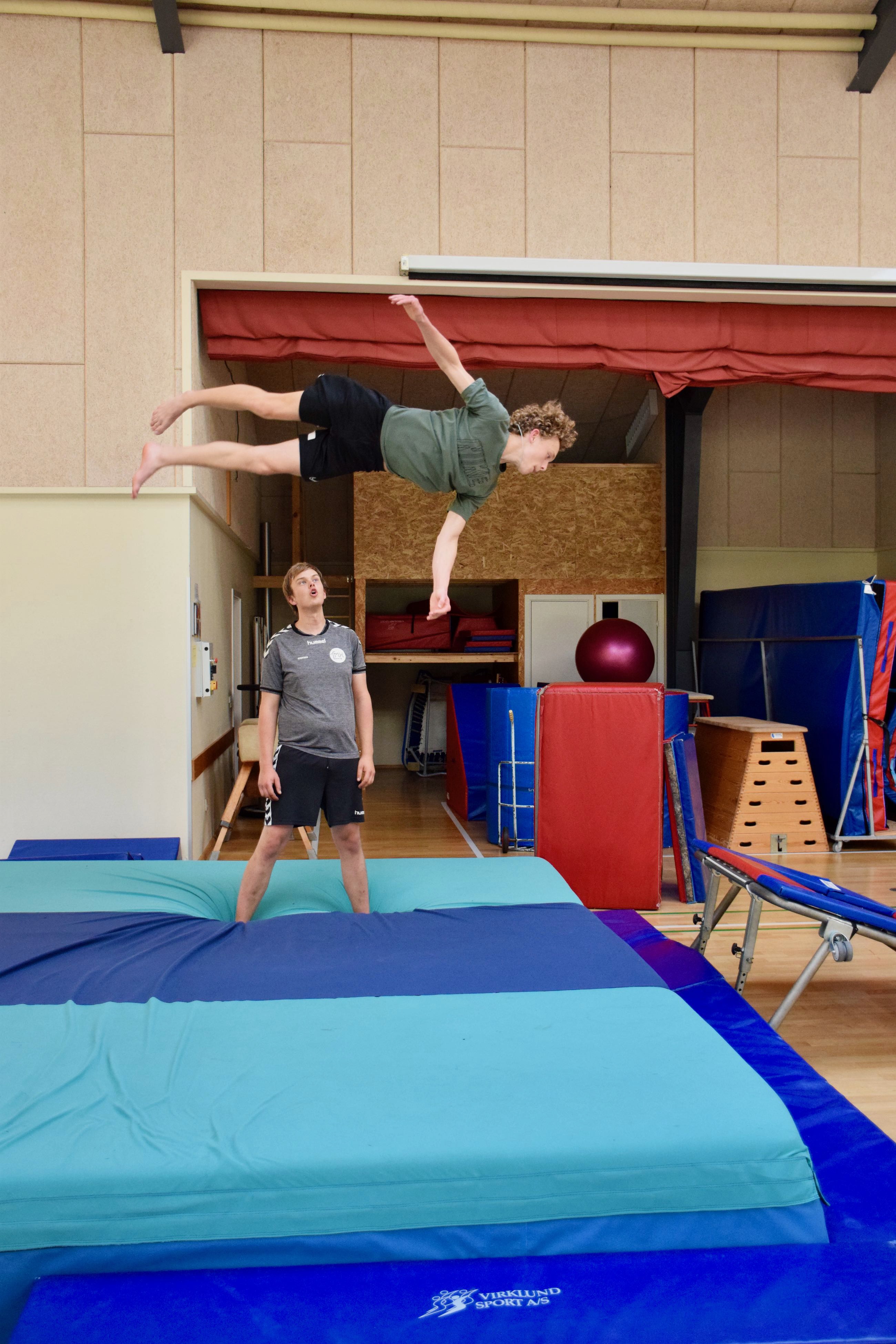 Efterskoleelev i et spring på Sædding Efterskole