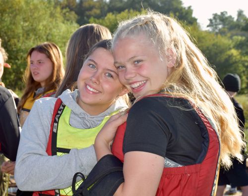 To efterskolepiger i redningsveste på tømmerflådetur 