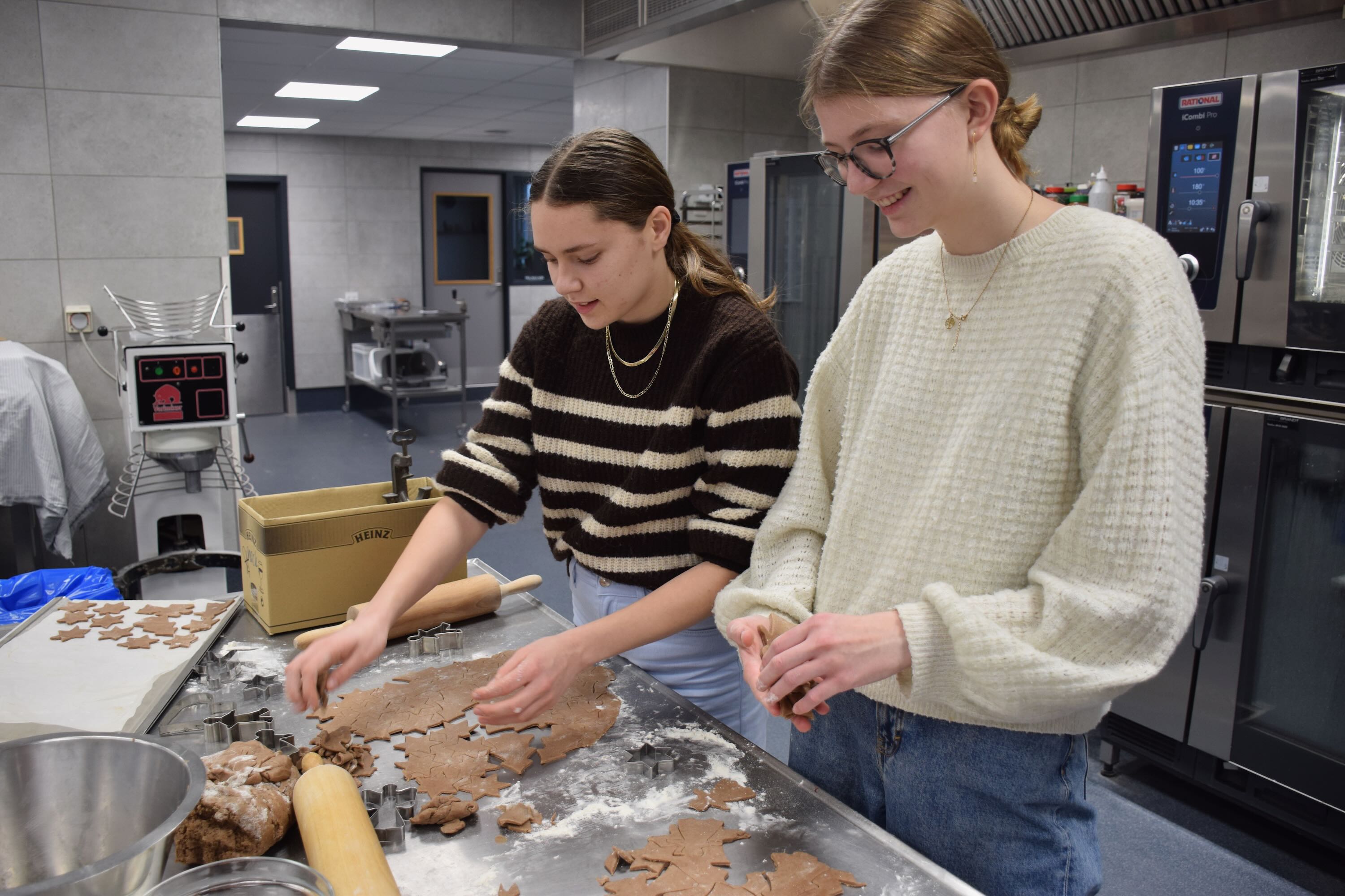 Køkken på Sædding Efterskole | To piger i køkkenet på Sædding Efterskole, hvor de er ved at bage småkager