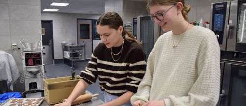 Køkken på Sædding Efterskole | To piger i køkkenet på Sædding Efterskole, hvor de er ved at bage småkager
