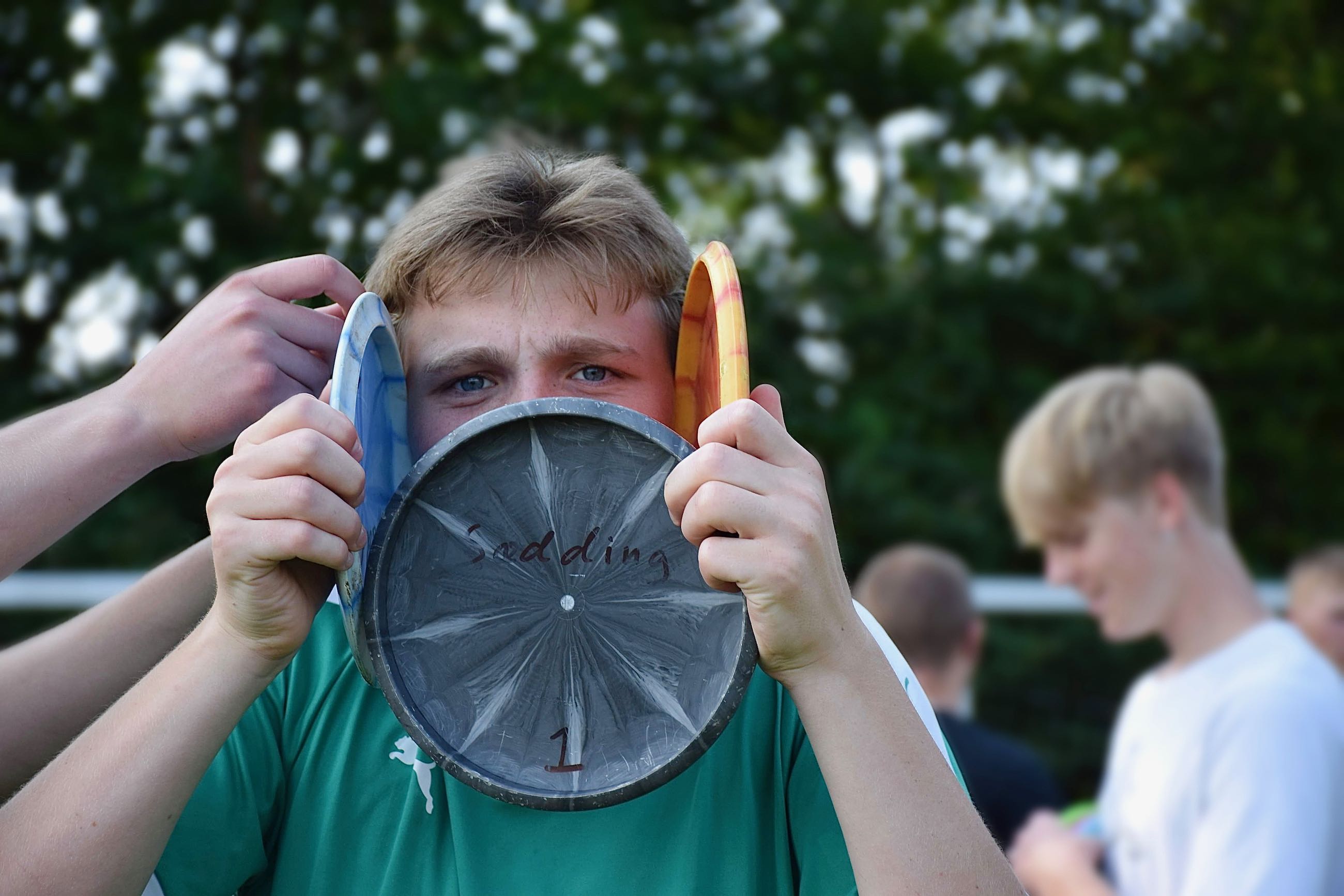 Disc Golf Sædding Efterskole | Efterskoleelev med disc golf på Sædding Efterskole
