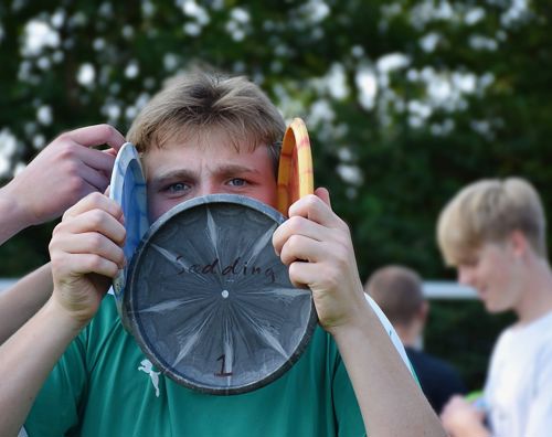Disc Golf Sædding Efterskole | Efterskoleelev med disc golf på Sædding Efterskole
