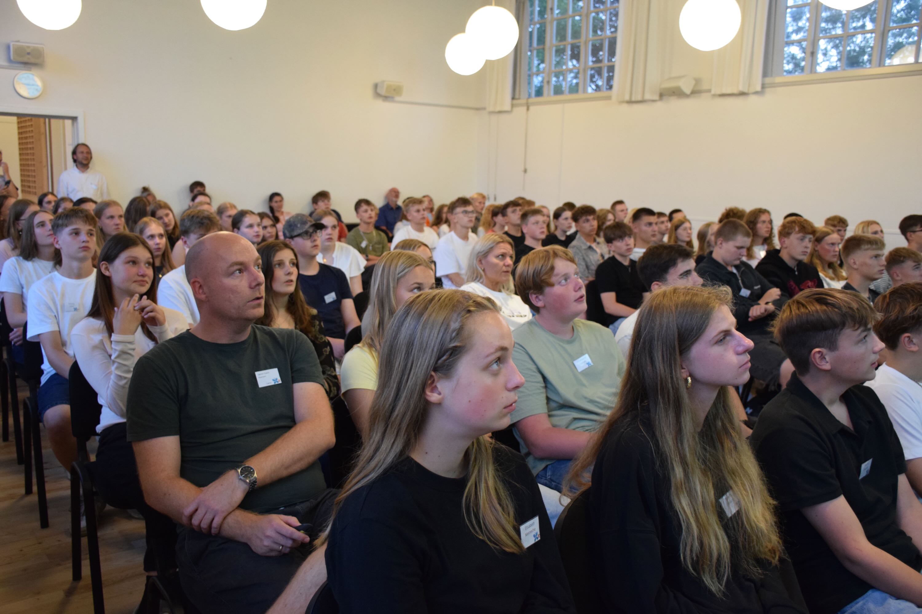 Elevholdet 25/26 sidder i foredragssalen på Sædding Efterskole. Mød dit elevhold til elevstævnet