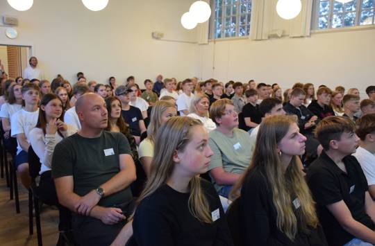 Elevholdet 25/26 sidder i foredragssalen på Sædding Efterskole. Mød dit elevhold til elevstævnet