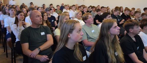Elevholdet 25/26 sidder i foredragssalen på Sædding Efterskole. Mød dit elevhold til elevstævnet