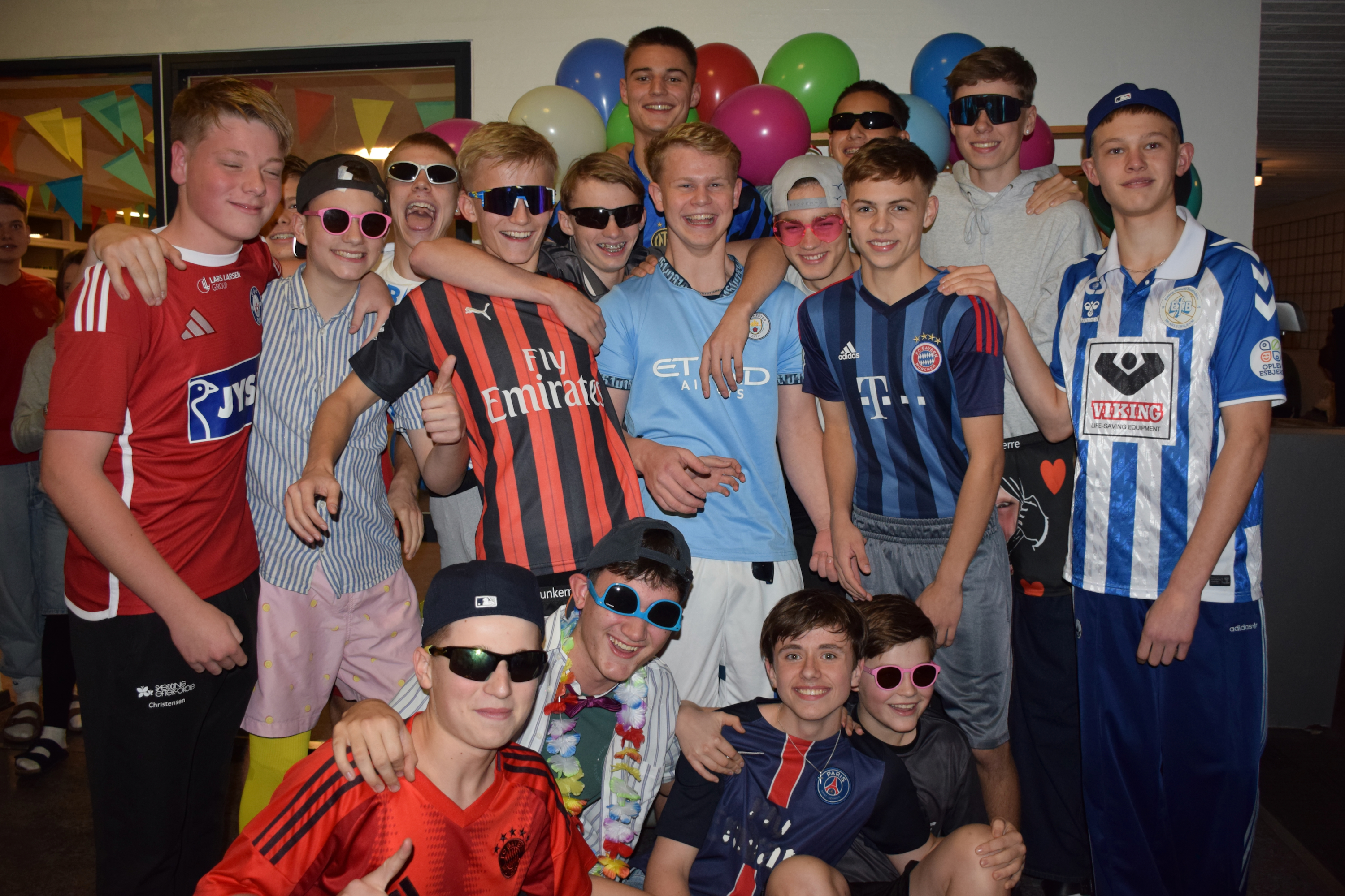 Efterårets temafest på Sædding Efterskole var børnefødselsdag. Her ses en flok drenge foran billedvæggen.