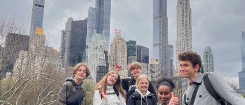 En flok elever fra Sædding Efterskole står i Central Park i New York