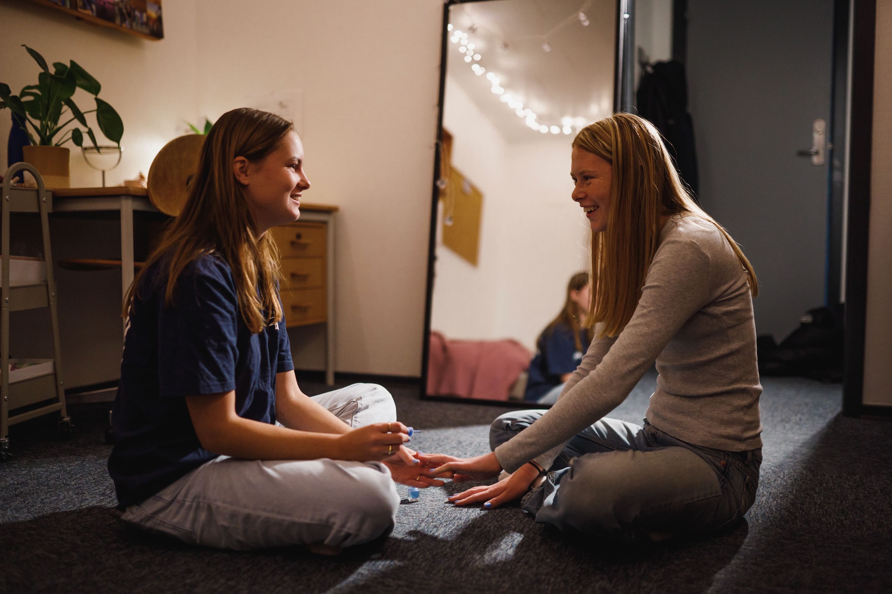 Store værelser på Sædding Efterskole | To piger sidder og lægger neglelak på deres værelse på efterskolen
