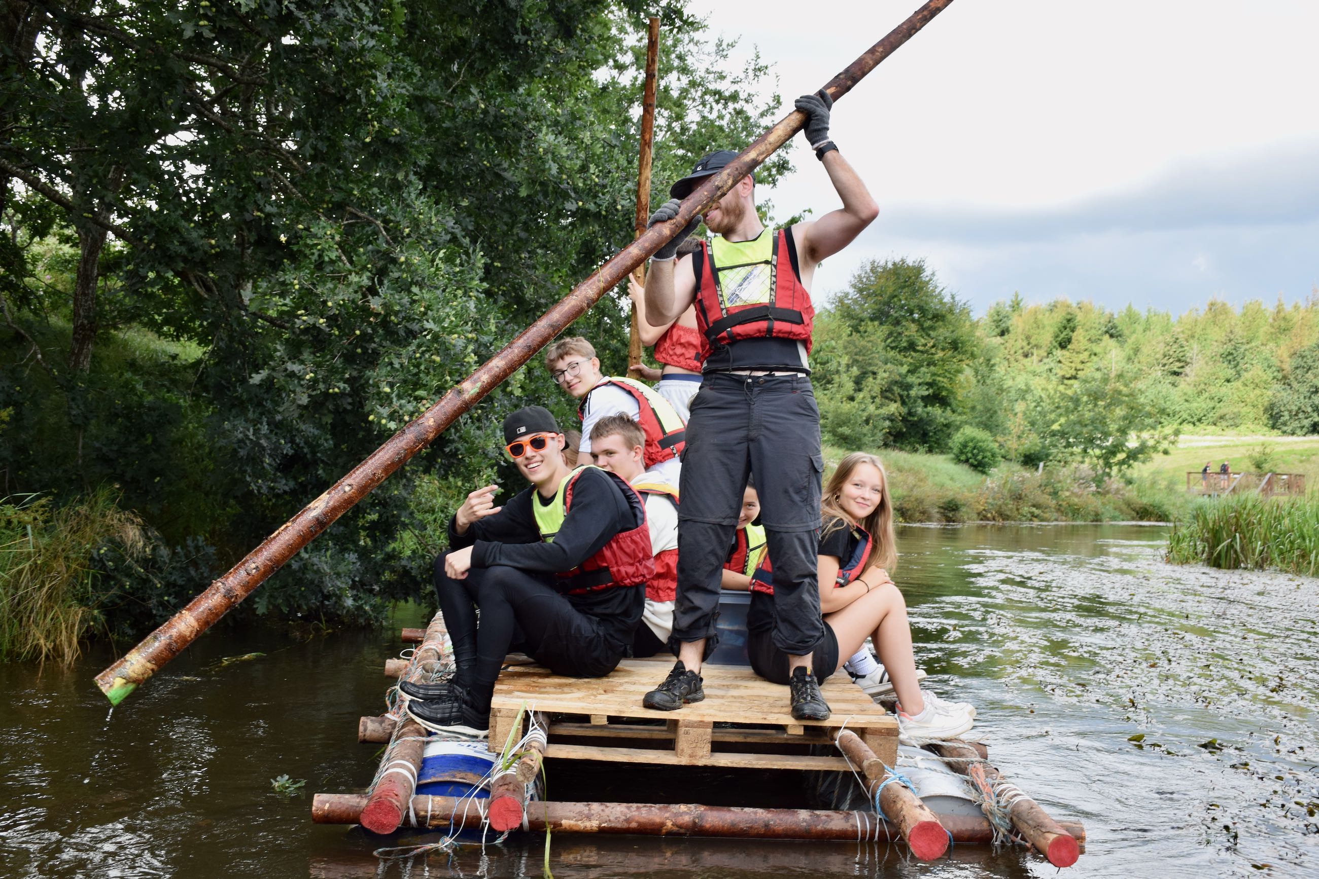 Tømmerflådetur Sædding Efterskole | Tømmerflåde med efterskoleelever fra Sædding Efterskole på Vorgod å