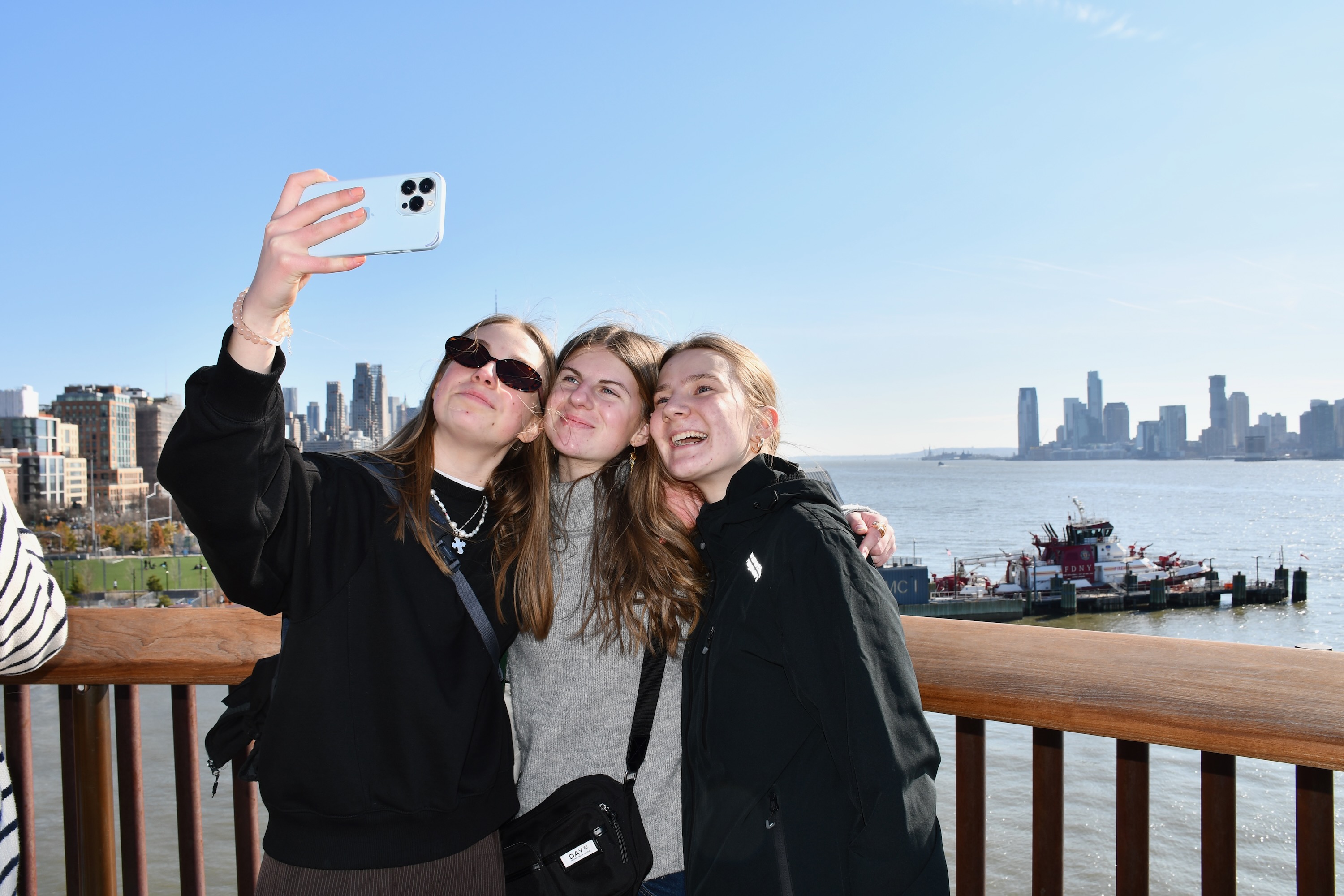 Tre piger fra Sædding Efterskole står og tager et selfie i New York