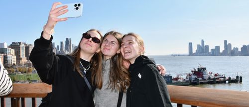 Tre piger fra Sædding Efterskole står og tager et selfie i New York