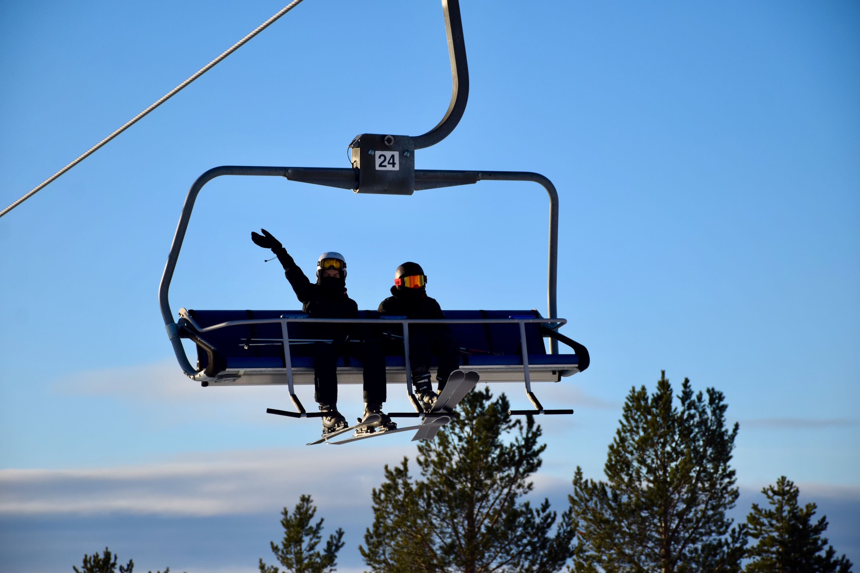 Ski Sædding Efterskole | To efterskoleelever fra Sædding Efterskole sidder i en skilift og vinker. 