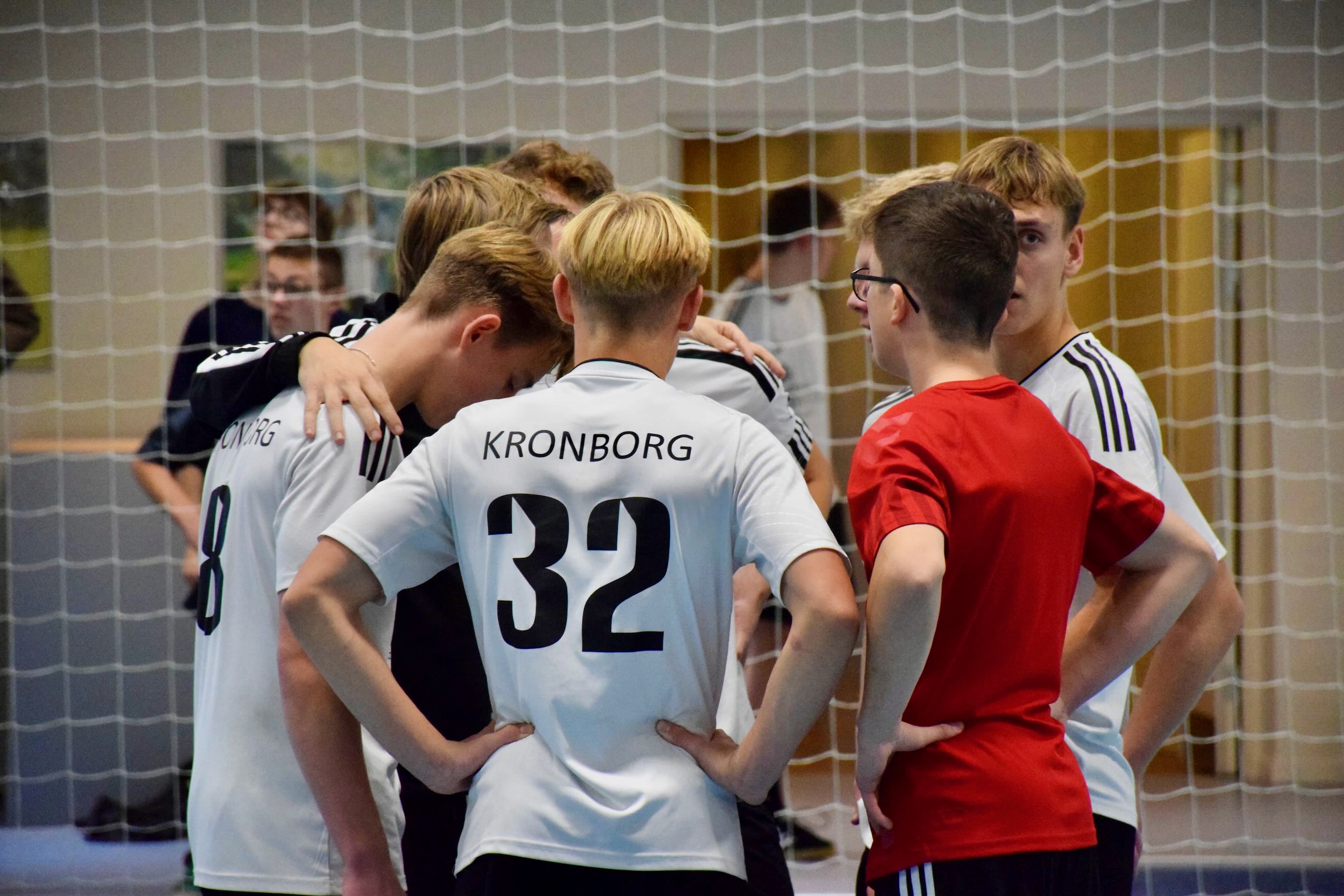 Sportsstævne Sædding Efterskole | Volleyholdet lægger kampplaner i en time out