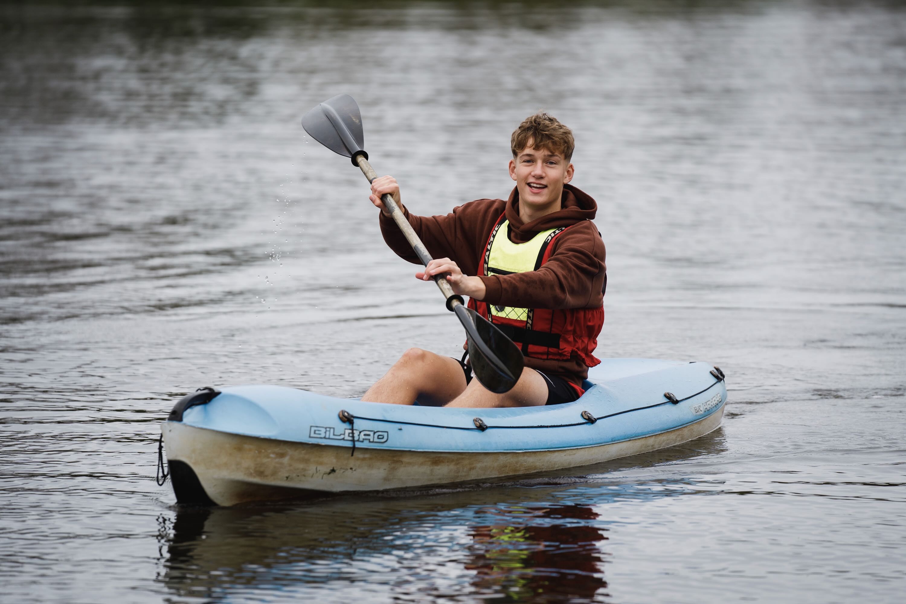 Efterskoledreng sejler i kajak på Rækker Mølle søen, som ligger tæt ved Sædding Efterskole