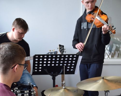 Musik Sædding Efterskole | Efterskoleelever spiller sammen i band