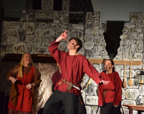 Musical Sædding Efterskole | En efterskoleelev spiller en røver i Ronja Røverdatter, som danser til røversangen mens et par andre ser på