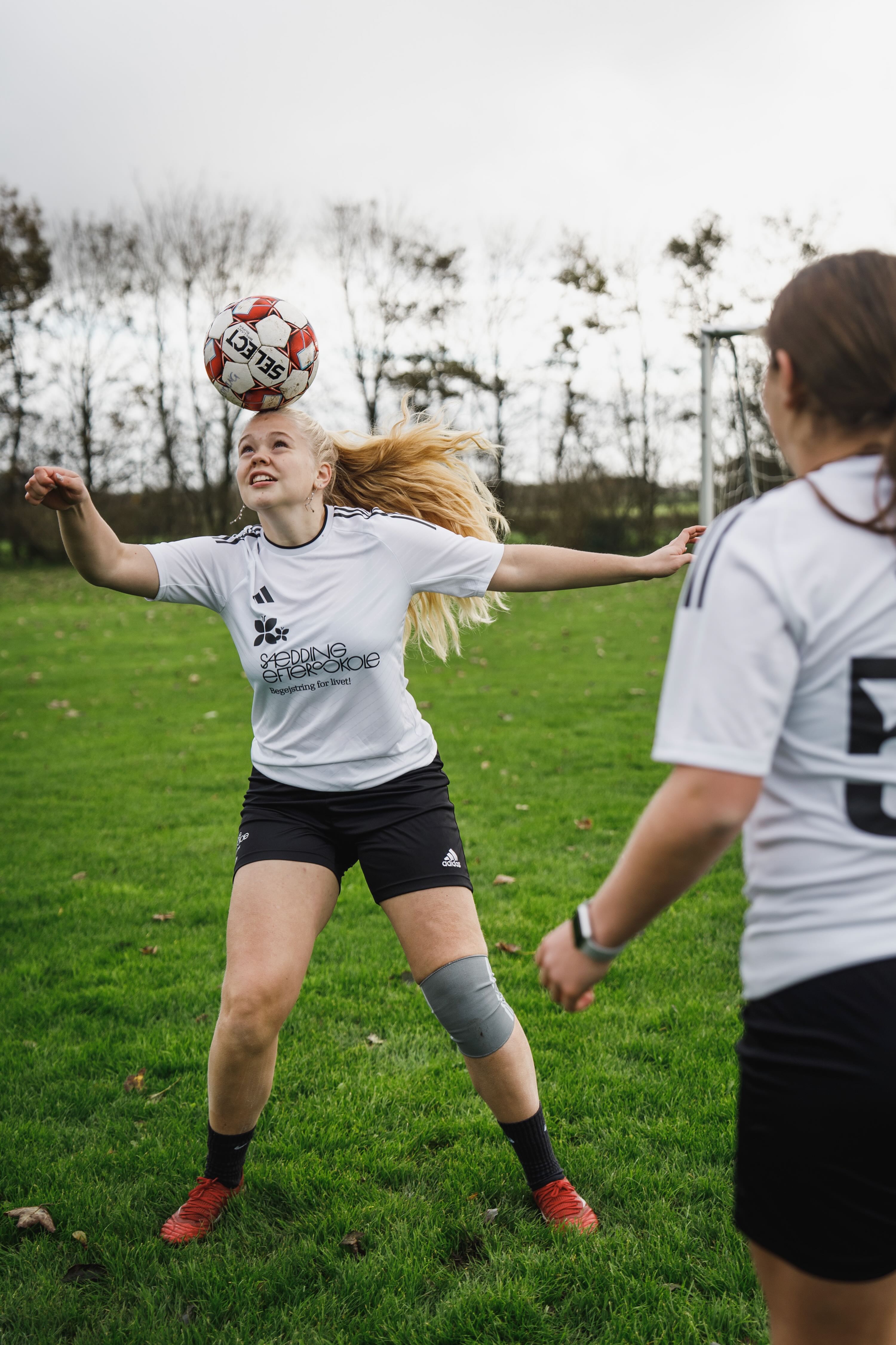 Fodbold Sædding Efterskole | En pige jonglerer med en fodbold. 