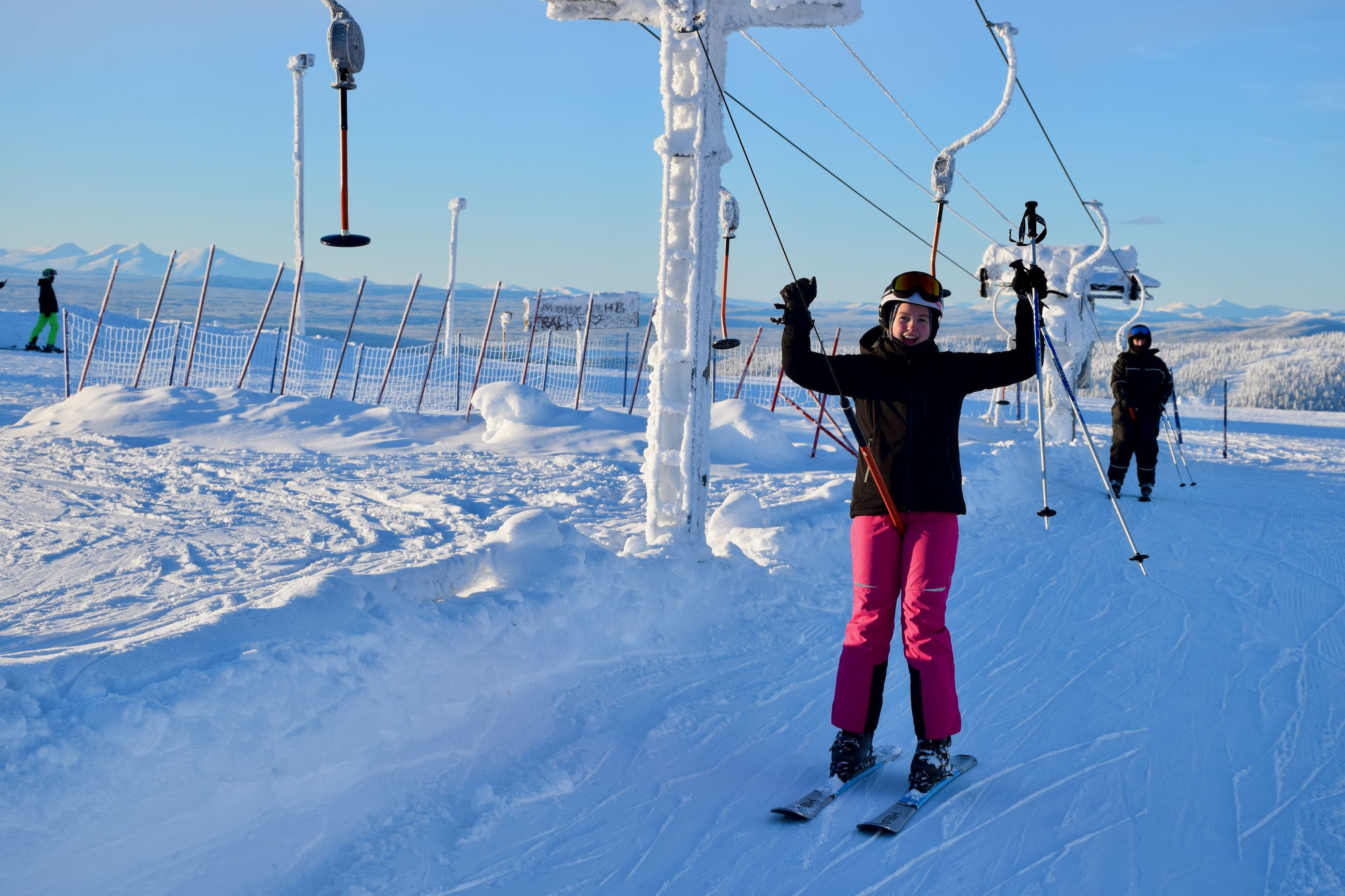 Skitur Sædding Efterskole | Efterskoleelev fra Sædding efterskole i stolelift på skitur