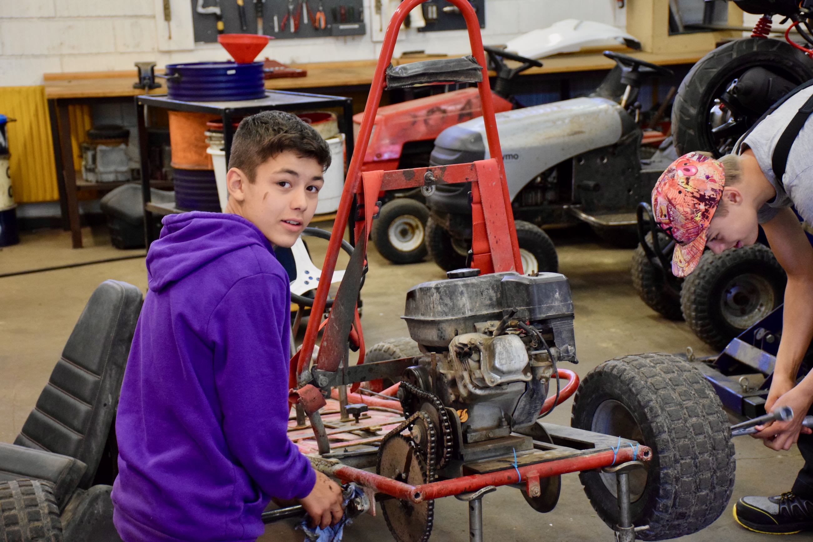 Motorlære Sædding Efterskole | Efterskoleelev roder med motor i værkstedet på Sædding Efterskole