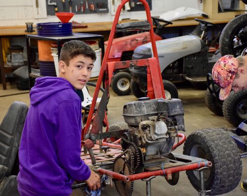 Motorlære Sædding Efterskole | Efterskoleelev roder med motor i værkstedet på Sædding Efterskole