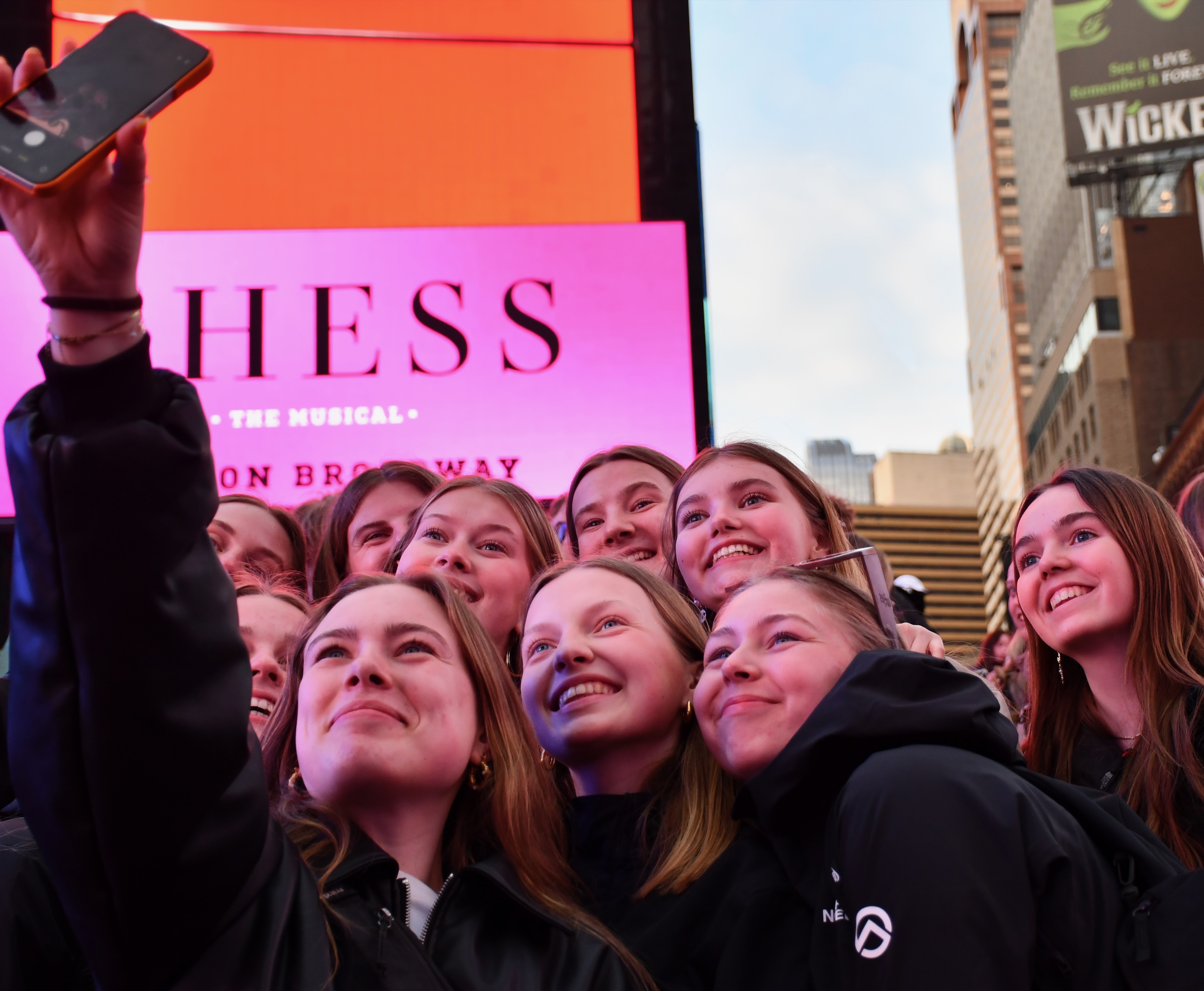 En flok piger fra Sædding Efterskole tager et selfie på Times Squares i New York