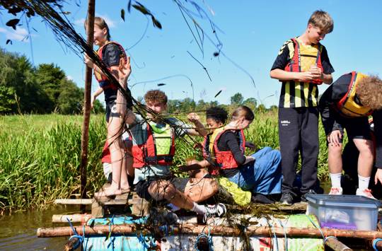 Fuld gang i tangkrig på Vorgod å, hvor eleverne fra Sædding Efterskole er på Tømmerflådetur