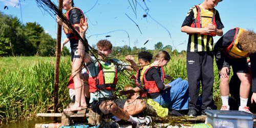 Fuld gang i tangkrig på Vorgod å, hvor eleverne fra Sædding Efterskole er på Tømmerflådetur