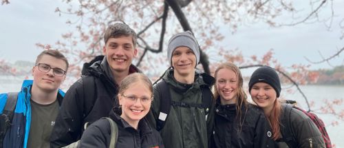 USA Sædding efterskole | Eleverne fra Sædding Efterskole i Washington DC med lyserøde kirsebærtræer i baggrunden