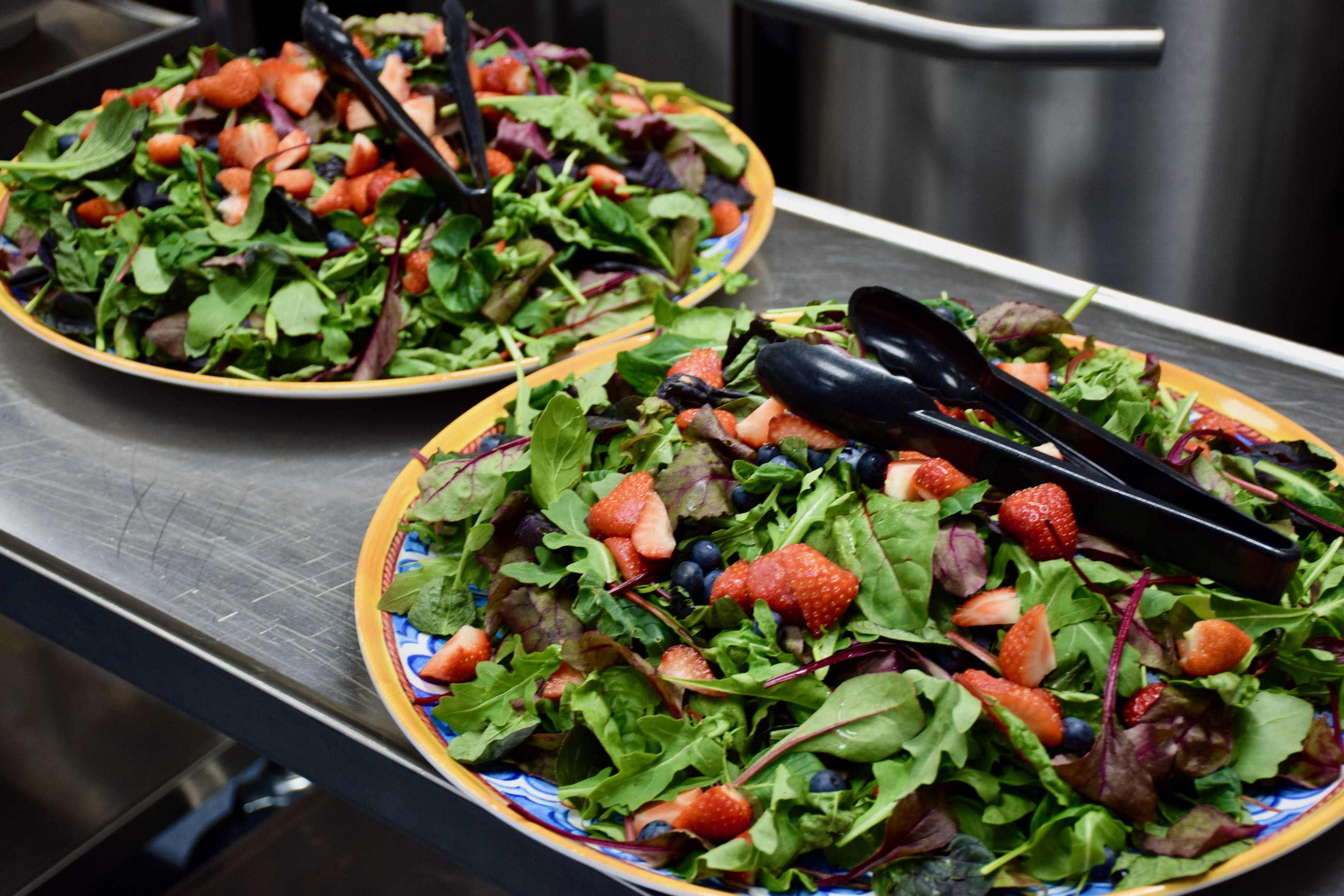 Lækker mad Sædding Efterskole | 2 lækre salater med jordbær klar til servering. 
