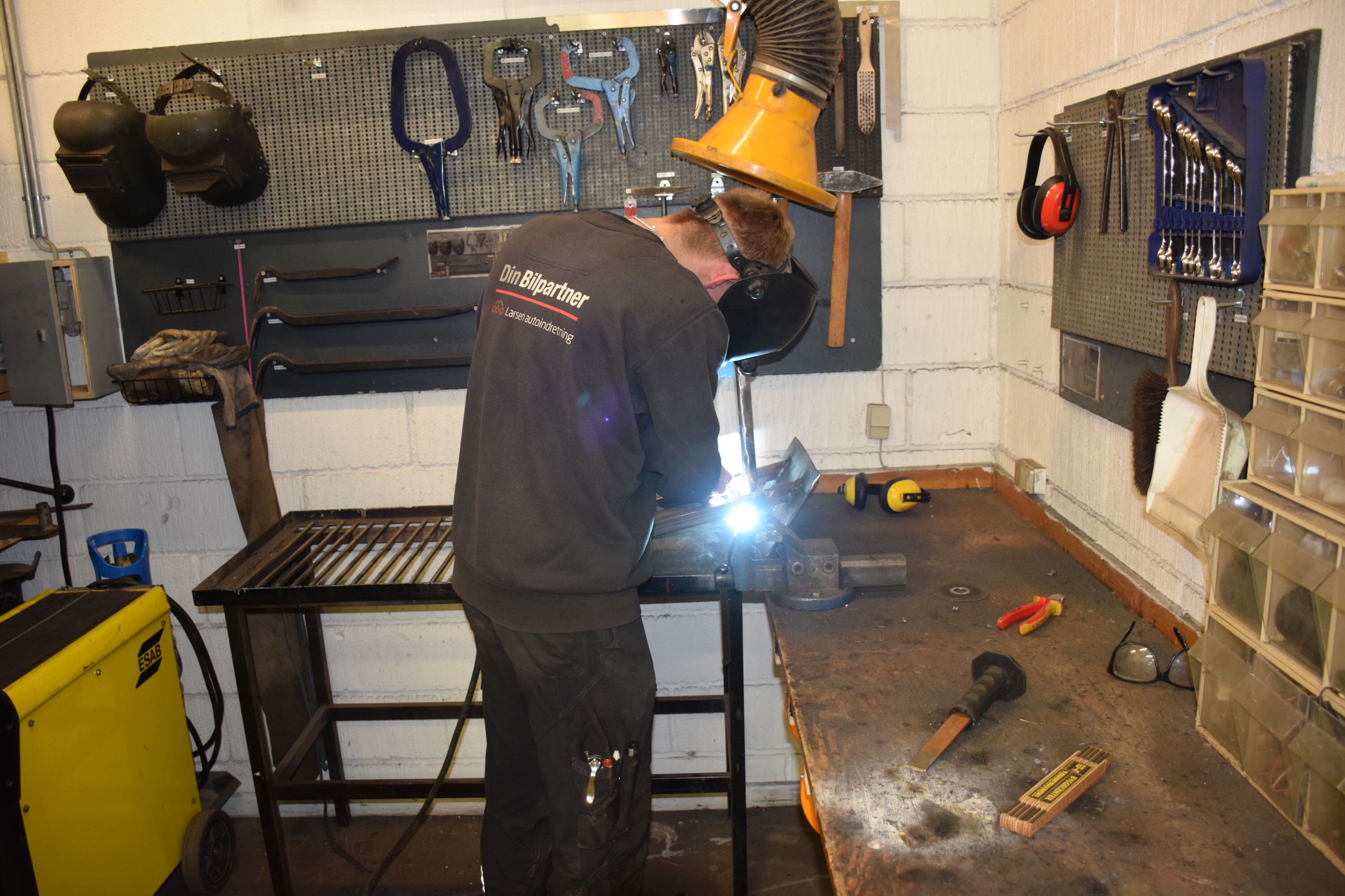 Værksted motor Sædding Efterskole | En dreng svejser i værkstedet på Sædding Efterskole