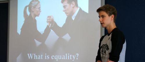 Efterskoledreng laver en fremlæggelse i Cambridge engelsk på Sædding Efterskole, som omhandler equality. 