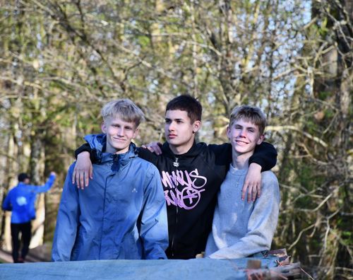 Hærvejstur Sædding Efterskole | Tre drenge fra Sædding Efterskole står smilende om aftenen på vores hærvejstur