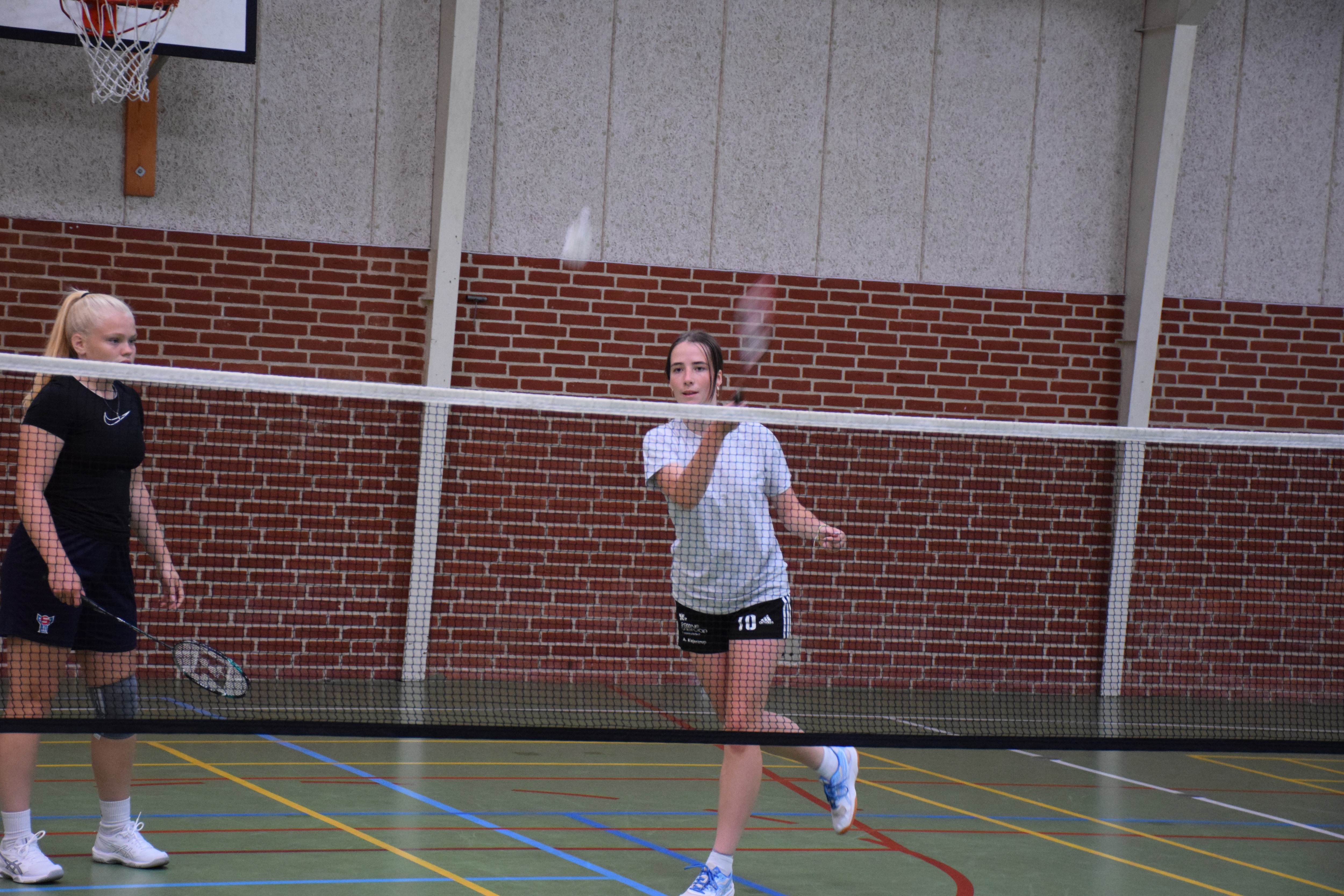 Badminton Sædding Efterskole | Efterskoleelev spiller badminton i hallen på Sædding Efterskole