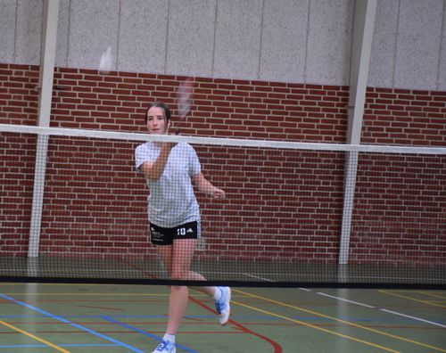 Badminton Sædding Efterskole | Efterskoleelev spiller badminton i hallen på Sædding Efterskole