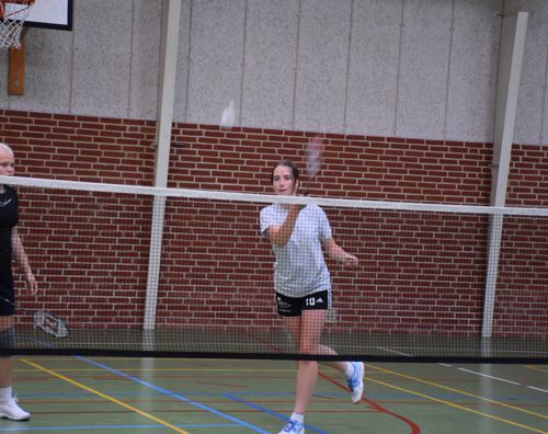 Efterskoleelev spiller badminton i hallen på Sædding Efterskole