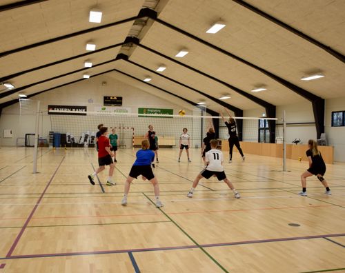 Vi lejer os ind i Rækker Mølles nybyggede hal. Her ses eleverne i gang med volleyball