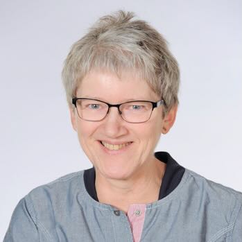 Karen Marie arbejder i køkkenet på Sædding Efterskole 