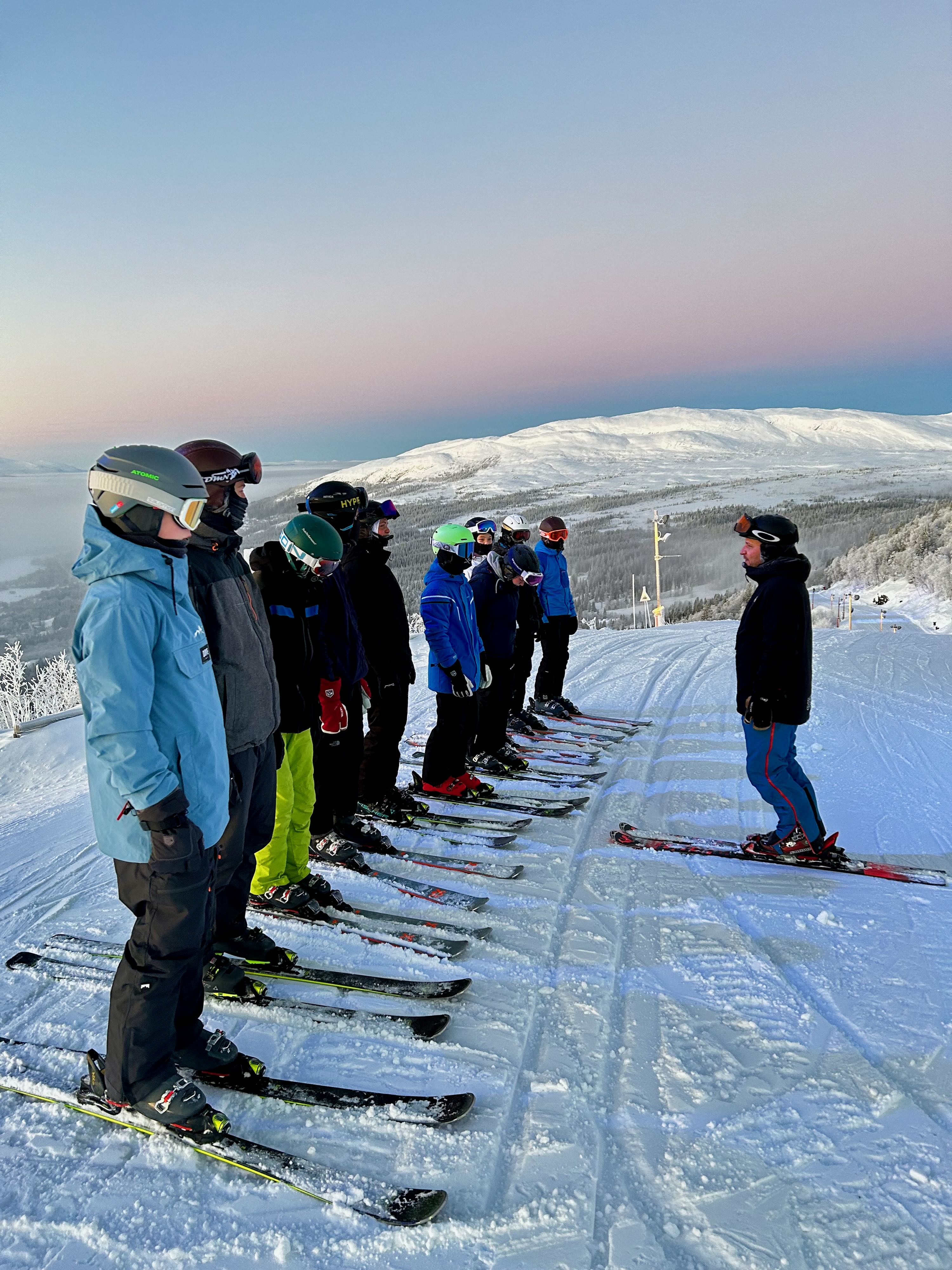 Skitur Sædding Efterskole | Ski Extraholdet fra Sædding Efterskole modtager undervisning, inden de skal køre ned at en bakke i Åre i Sverige