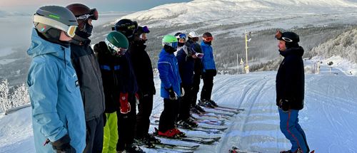 Ski Extraholdet fra Sædding Efterskole modtager undervisning, inden de skal køre ned at en bakke i Åre i Sverige