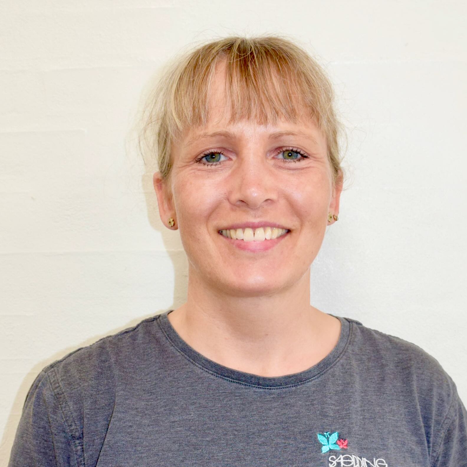 Louise arbejder i køkkenet på Sædding Efterskole 