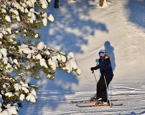 Efterskoleelev fra Sædding Efterskole står på ski i flot landskab